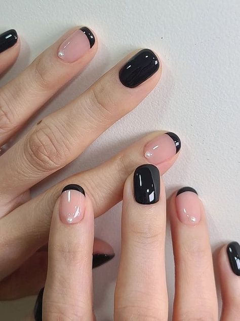 classic French tip accent Gel Nails Ideas Short French Tips, Black Nail Designs French Tips, Nail Polish With Black Dress, Classy Halloween Nails Short, Black Manicure Short, Gel Nails Shape, Black French Tip Nails, Elegant Touch Nails, Black French Tip