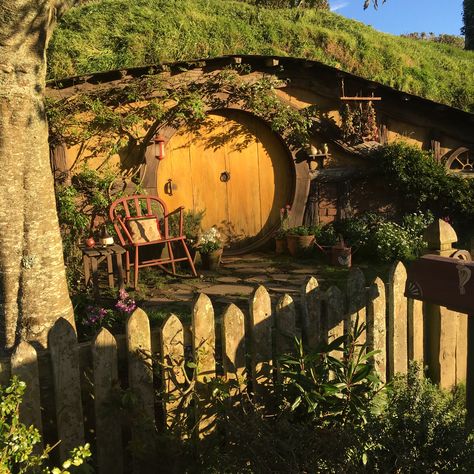 Hobbiton; Matamata, NZ | #lordoftherings #hobbit #tolkien #newzealand #newzealandtravel #hobbiton #theshire #lotr Hobbit Life Aesthetic, Hobbiton Aesthetic, The Hobbit Book Aesthetic, The Shire Aesthetic, The Hobbit Aesthetic Elves, Acnh Zen Path Design, Hobbit Home Aesthetic, Hobbit Aesthetic Home, The Hobbit Scenery