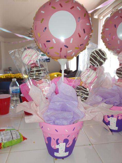 2 Sweet Birthday Party Centerpieces, Four Ever Sweet Centerpieces, Donut Party Centerpieces Diy, Donut Themed Birthday Party Centerpiece, Donut Theme Centerpieces, Two Sweet Party Centerpieces, Doughnut Centerpiece Ideas, Donut Birthday Party Centerpiece Ideas, Donut Balloon Centerpieces