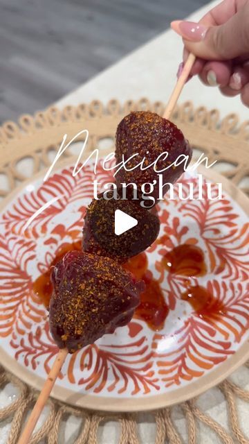 ɢᴇɴᴇᴠɪᴇᴠᴇ ᴄᴀʀʀᴀɴᴢᴀ on Instagram: "Mexican tanghulu 🍓🍓   Using @jovyusa tamarindo candy   I melted the tamarindo in the microwave at 30 sec increments  #mexican #snacks #tanghulu #viral #mexicancandy #simplerecipes #recipeshare #trending #explore #exploremore" Tamarindo Candy, Mexican Snacks, Mexican Candy, Tamarindo, Easy Meals, Snacks, Candy, Fruit, Things To Sell