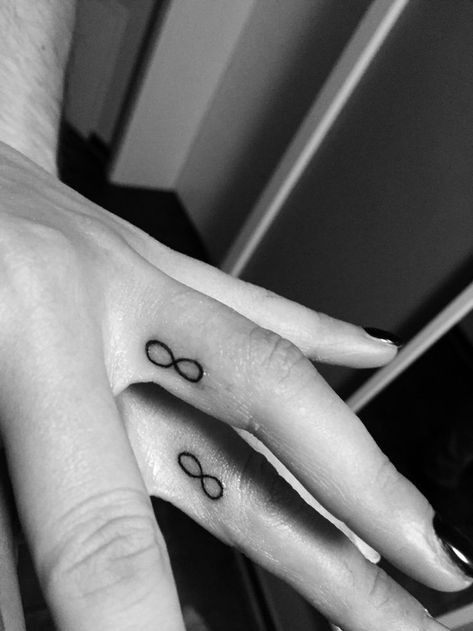 Infinity Finger Tattoos, Infinite Tattoo, Tiny Designs, Geometric Line Tattoo, Stunning Tattoos, Unique Small Tattoo, Small Couple Tattoos, Meaningful Tattoo Quotes, Ring Finger Tattoos