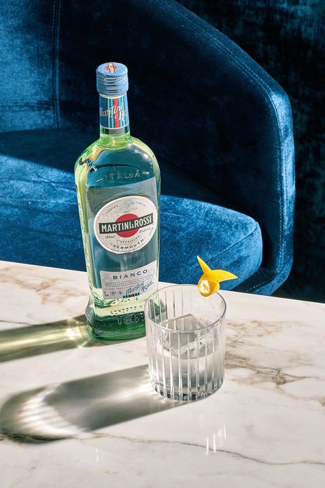 Gin is in, especially when paired with MARTINI & ROSSI® Bianco Vermouth. Try this summer variation on the classic Negroni for #GinDay. White Negroni, Martini Rossi, Beverage Photography, Colorful Drinks, Bar Logo, Holiday Cocktail, Vermouth, Negroni, Holiday Cocktails