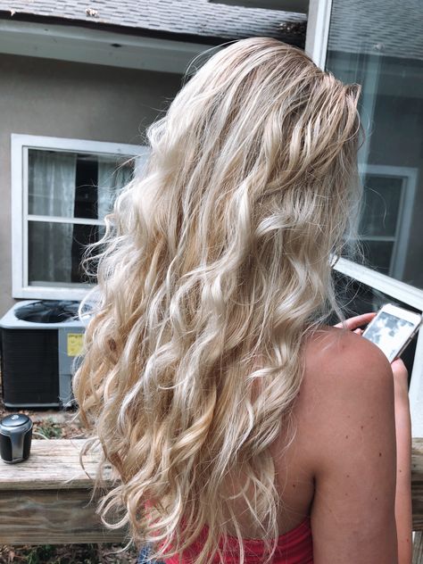 Beachy Hair Curls, Beach Waves Prom Hair, Waves Hair Natural, Medium Blonde Wavy Hair, Beachy Prom Hair, Naturally Wavy Blonde Hair, Beach Hair Color Ideas, Permed Blonde Hair, Blond Beach Hair