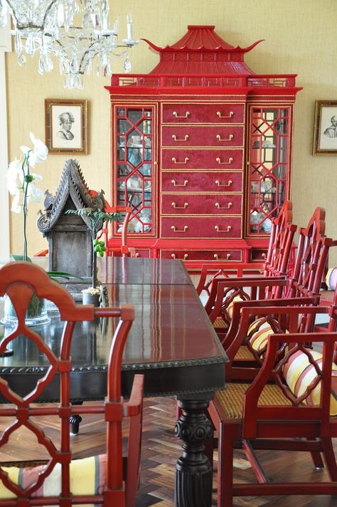 For years, Kristin Mullen, her husband, and four children all lived in this wonderful house which they had designed upon returning to the st... Asian Furniture Decor Ideas, Chinese Dining Room, Asian Dining Room, Chinoiserie Cabinet, Chinoiserie Interior, Red Chinoiserie, Asian Interior Design, Dining Room Design Ideas, Red Dining Room