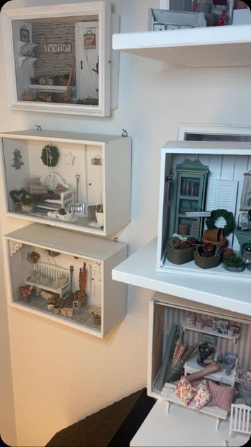 Diy Room Box Doll Houses, Cheap Homemade Gifts, Dollhouse Miniatures Rooms, Room Box Miniatures, Indoor Crafts, Dollhouse Miniature Tutorials, Room Boxes, Doll House Plans, Mini Doll House