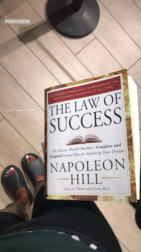 The Law Of Success Napoleon Hill, Napoleon Hill Books, Think And Grow Rich Book, Studera Motivation, Economics Books, Empowering Books, Best Self Help Books, Healing Books, Books To Read Nonfiction