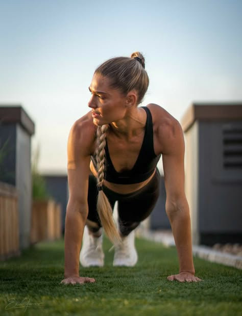 Gym Photoshoot Women, Outdoor Fitness Photoshoot, Athletic Photoshoot, Fitness Lifestyle Photography, Fitness Shoot Ideas, Women Fitness Photography, Workout Photoshoot, Fitness Photo Shoot, Fitness Poses