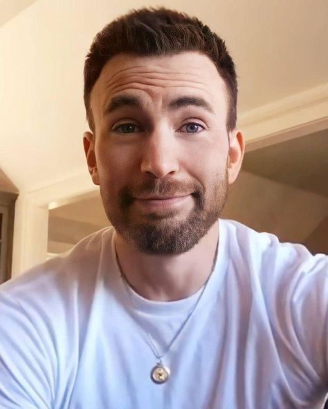 Chris Evans Online on Instagram: “How is your day going? Let me know with an emoji... 👇🏻🤷🏻‍♂️ @chrisevans” Chris Evans Gay, Chris Evans Photos, Christopher Evans, Captain My Captain, Robert Evans, Marvel Photo, And Peggy, Chris Evans Captain America, Man Thing Marvel