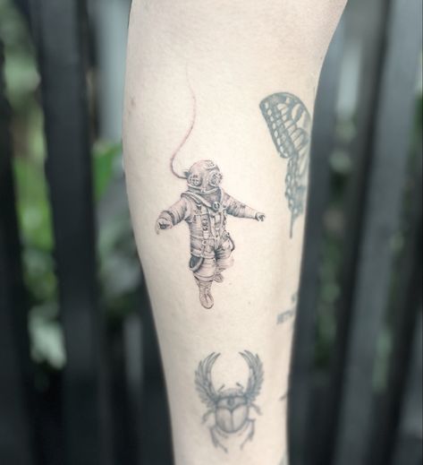 Old Diver Tattoo, Old Scuba Diver Tattoo, Old School Diver Tattoo, Microrealistic Tattoo, Deep Sea Diver Tattoo, Diver Tattoo Ideas, Scuba Diver Tattoo, Scuba Tattoo, Diving Tattoo