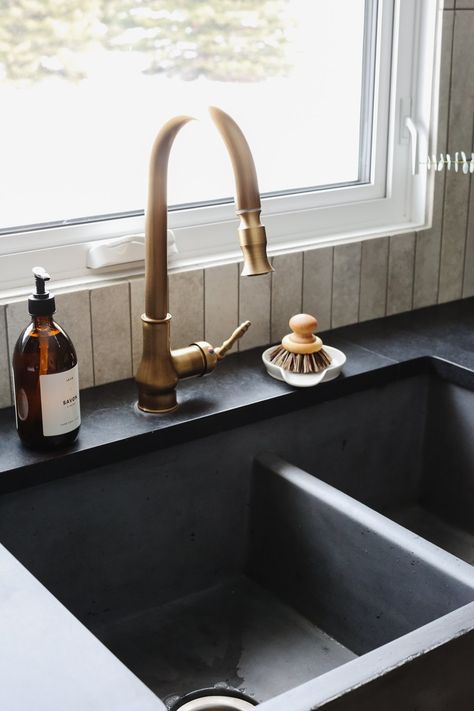 Black Kitchen Sink With Black Countertop, Black Sink Brass Faucet, Brass Sink Kitchen, Black Farm Sink, Kitchen Sink Faucet Ideas, Black Brass Kitchen, Black And Brass Kitchen, Midcentury Farmhouse, Farmhouse Rental