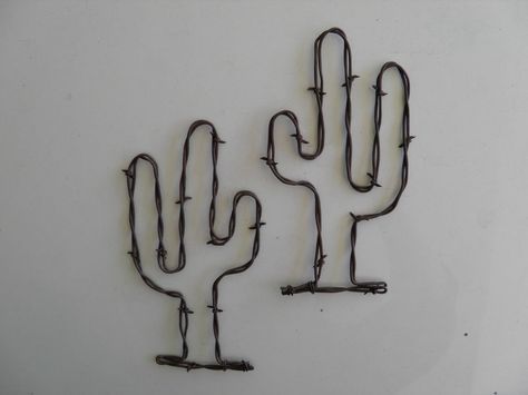 Barbed Wire Cactus, Barbed Wire Decor, Old West Decor, Southwest Furniture, Southwestern Wall Decor, Barbed Wire Art, Southwest Home, Horseshoe Crafts Projects, Southwest Home Decor