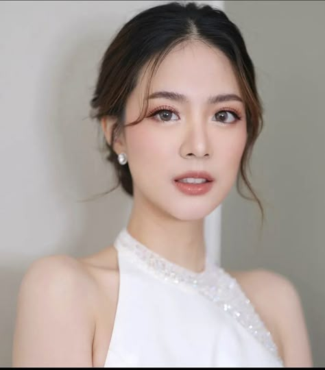 Medium Hair Styles For Party, Korean Party Hairstyle, Japanese Wedding Hair, Asian Bridal Hair Updo, Medium Length Haircut Light Brown, Light Makeup For Graduation, Thailand Makeup Look Wedding, Graduation Hairstyles Medium Hair, Asian Bridal Makeup Chinese