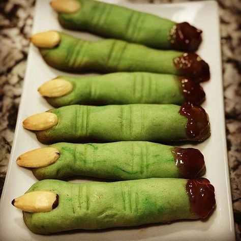 Creepy Witch Finger Cookies Easy Halloween Games, Witch Finger Cookies, Creepy Witch, Finger Cookies, Witches Fingers, Pumpkin Coffee Cakes, Halloween Party Snacks, Halloween Treats Easy, Blanched Almonds