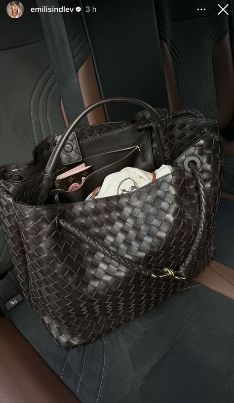 Airport Essentials, Bottega Bag, Bottega Veneta Bag, Fall 24, What In My Bag, Fancy Bags, Bags Aesthetic, Pretty Bags, Big Bags