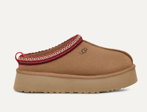 The UGG Tasman Slipper is a perfect blend of comfort and durability, making it a must-have for fall and winter. Featuring a soft suede upper, luxurious sheepskin lining, and an EVA outsole, these slippers are designed for both indoor lounging and outdoor errands. The Tasman braid embroidery adds a stylish touch to this cozy footwear. Whether you're relaxing at home or stepping out, the UGG Tasman keeps your feet warm and comfortable. Ugg Tasman Outfit, Ugg Tazz, Ugg Slippers Women, Ugg Tasman Slippers, Short Ankle Boots, Ugg Tasman, Suede Clogs, Platform Clogs, Ugg Slippers