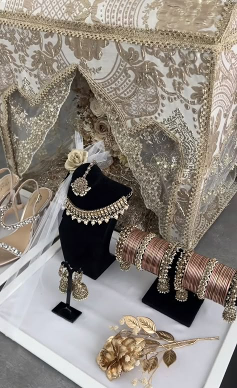 Bangle Stand In Wardrobe, Wedding Dala For Bride, Wedding Taals, Wedding Dala, Dress Photoshoot Ideas, Desi Party, Royal Gifts, Wedding Gift Hampers, Indian Wedding Gifts