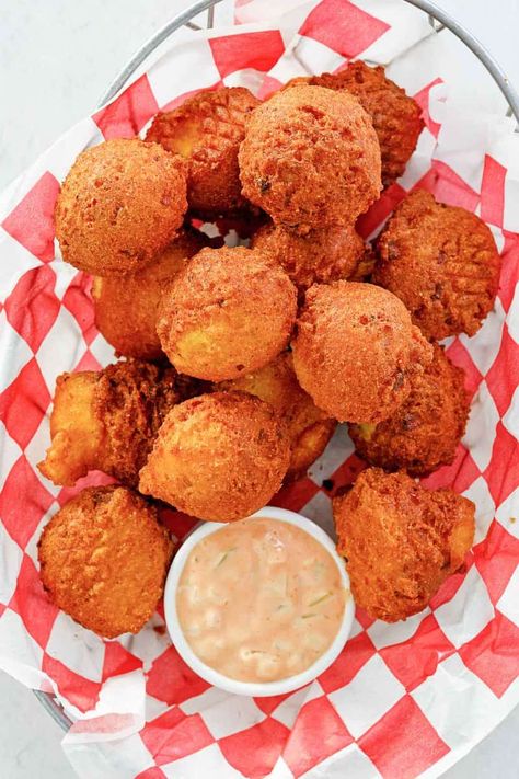 Sweet Corn Hushpuppies, Hush Puppy Sauce, Sweet Hush Puppies Recipe, Hushpuppy Recipes, Homemade Hushpuppies, Easy Hush Puppy Recipe, Homemade Hush Puppies, Southern Hush Puppies, Hushpuppies Recipe