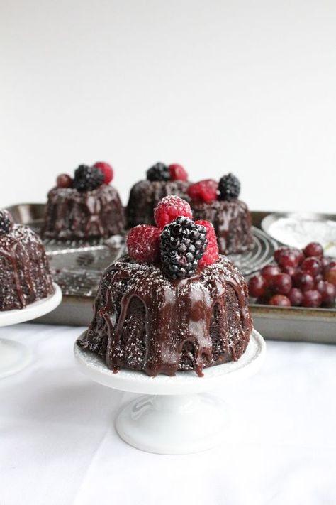 Mini Chocolate Bundt Cakes. . . Perfection in a bundt cake.Hip Foodie Mom | Hip Foodie Mom Mini Chocolate Bundt Cakes, Chocolate Bundt Cakes, Mini Bunt Cake, Mini Bundt Cakes Recipes, Chocolate Bundt, Mini Torte, Mini Bundt, Cake Mini, Chips Ahoy