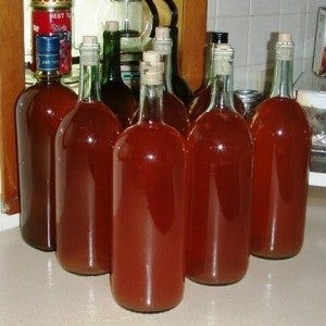 Strawberry Wine Recipe, Home Made Wine, Wine Making Recipes, Homemade Wine Recipes, Wine Making Kits, Homemade Alcohol, Wine Recipe, Liquor Recipes, Wine Magazine