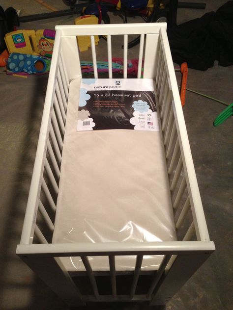 Gulliver crib ikea hacked into a mini-crib using a basinet mattress. http://www.ikeahackers.net/2013/04/gulliver-mini-crib.html#more Rv Nursery Ideas, Rv Nursery, Ikea Gulliver Crib, Nursery Layout, Small Kids Room, Diy Crib, Modern Crib, Bassinet Mattress, Small Nurseries