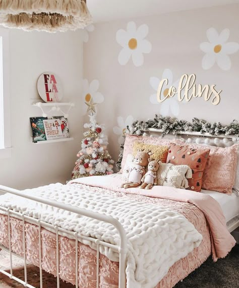 White And Pink Toddler Bedroom, Pink Bedroom For Toddler Girl, Girl Boho Bedroom Kids, Toddler Girl Room Queen Bed, 3 Year Girl Bedroom Ideas, Boho Bedroom Mural, Soft Pink Girls Room, Toddler Girl Bedding Ideas, Toddler Bedroom Girl Themes