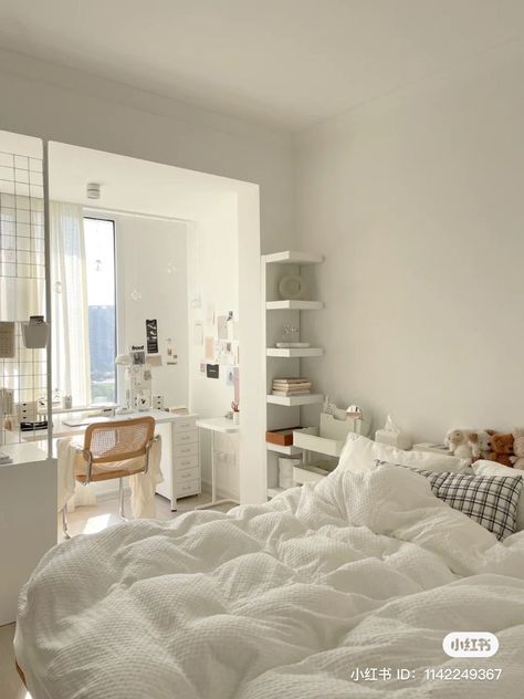 Vanilla Aesthetic Room Ideas, White Beige Bedroom Aesthetic, White Vanilla Bedroom, Room Ideas Aesthetic Beige And White, Room Ideas Aesthetic Clean White, Huge Aesthetic Bedroom, Beige White Room Aesthetic, Astetic Bedroom Decor, Bedroom Ideas White And Beige