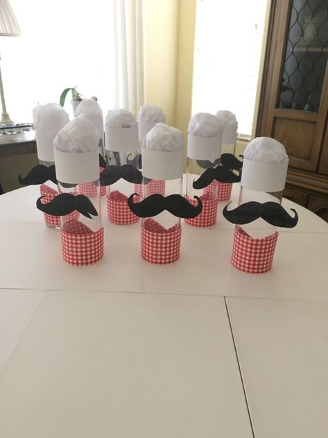 Spaghetti Themed Birthday Party, Pizza Party Table Decor, Pizza Centerpiece, Pasta Centerpieces, Pizza Party Centerpieces, Italian Decorating Ideas For A Party, Italy Decorations Party, Little Italy Party, Italian Centerpieces