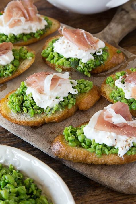 Your guests will love these Spring Pea Crostinis. Spring Appetizers, Pea Pesto, Whats Gaby Cooking, Spring Peas, Crostini Recipes, Spring Dinner, Spring Recipes, Finger Food, Appetizer Snacks