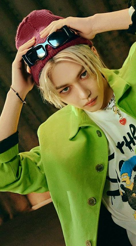 Felix Maniac, Felix Sunshine, Stray Kids Outfits, Boy Styles, Felix Yongbok, Felix Lee, Green Photo, Savage Kids, Lee Felix