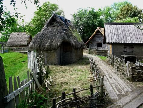 "Reconstructed" Viking settlement from around 900 AD, complete with wooden railway sleepers. Slavic Architecture, My Dream Man, Viking Settlement, 1000 Lifehacks, Viking House, Viking Village, Railway Sleepers, Old Village, Roof House