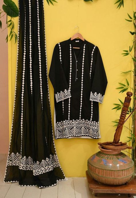 Sindhi Dress Pakistan, Embroided Shirts, Aplic Design, Aplic Work, Dress Designing Ideas, Dress Design Pakistani, Black Kurta, Girls Clothes Patterns, Dress Designing