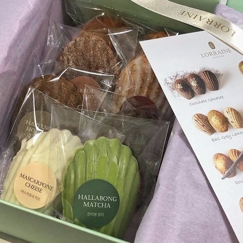 Madeleine Cake Packaging, Madeline Cookies Packaging, Madeline Packaging, Madeleines Packaging, Madeleine Packaging, Japan Dessert, Madeleine Cake, Madeline Cookies, Bake Sale Packaging