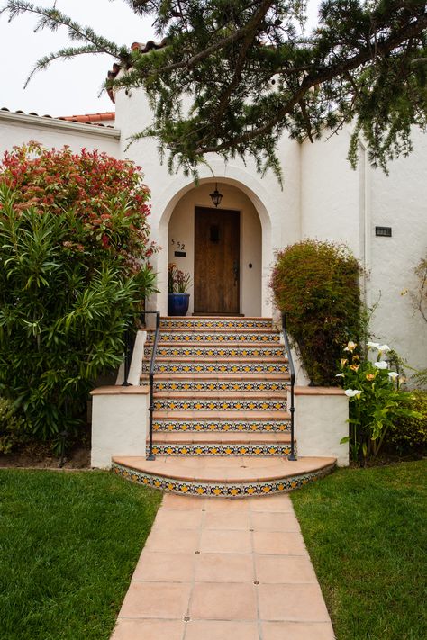 Gracious 1920's Mediterranean Entrance in San Mateo. Mediterranean Entrance, Extraordinary Architecture, Spanish Exterior, Front Porch Steps, Tile Steps, Tuscan Style Homes, Mexico House, Futuristic Home, Exterior Stairs