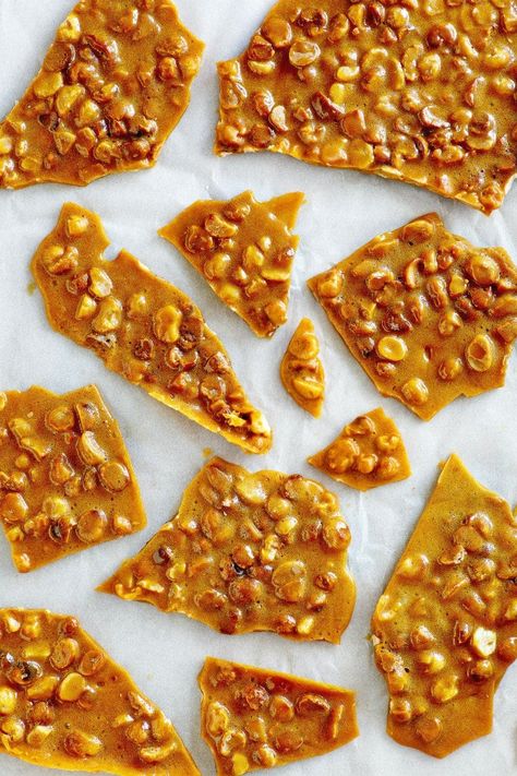 Macadamia Nut Brittle, Macadamia Brittle, Coconut Brittle, Nut Brittle Recipe, Caramel Brittle, Macadamia Nut Recipes, Peanut Butter Oatmeal Balls, Nut Brittle, Oatmeal Balls