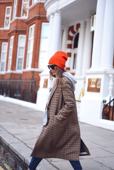 Rust Beanie Outfit, Bright Beanie Outfit, Leopard Beanie Outfit, Beanie Outfit Street Style, Red Beanie Outfit, Beanies Outfit, Hat Outfits For Women, Orange Beanie, Beanie Outfit