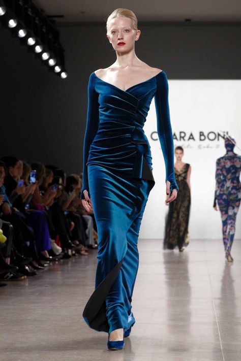 Haute Couture Clothes, Formal Robes, Dresses Haute Couture, Couture Clothes, Velvet Evening Dress, Velvet Dress Designs, Chiara Boni, Velvet Fashion, 가을 패션