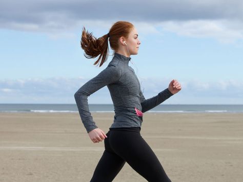 Take your summer walks one step at a time with these tips for proper posture! Fast Walking, Steps Per Day, Power Walking, Fitness Habits, Brisk Walking, Benefits Of Walking, Walking Exercise, Benefits Of Exercise, Help Losing Weight