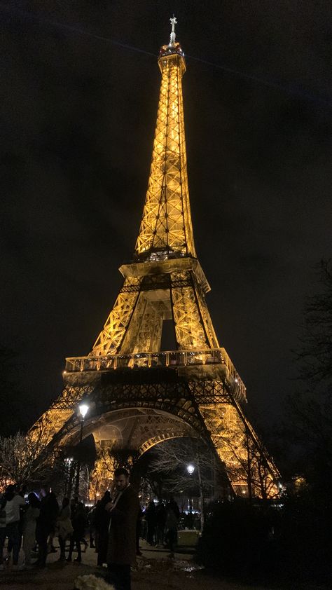 #france #paris #eiffeltower #glowing #night #nye #pretty #astheticfeed Paris Nye, Crescent Moon Art, Dream Birthday, Lana Del Rey Love, Beautiful Paris, Aesthetic Places, Lux Life, Paris Pictures, Paris Trip