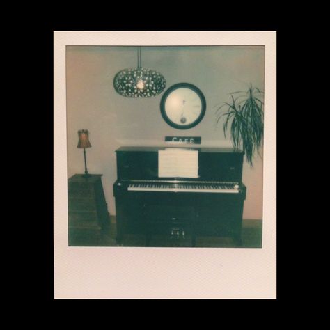 Vintage Polaroid Aesthetic, Piano Aesthetic Icon, Polaroid Pfp, Taylor Polaroid Aesthetic, Old Polaroid, Piano Film Photography, Poloroid Camera Vintage, Poloroid Camera 80s Aesthetic, Actors Funny