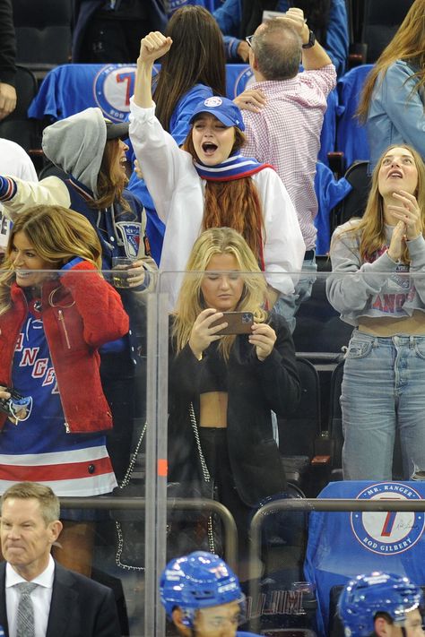 Gigi Hadid with Leah McCarthy at the Rangers vs. Dallas Stars hockey game at Madison Square Garden - October 14, 2021. Hockey Jersey Outfit Woman, Leah Mccarthy, Dallas Stars Hockey, Stars Hockey, Sporty Spice, Hockey Game, Hockey Games, Dallas Stars, Square Garden