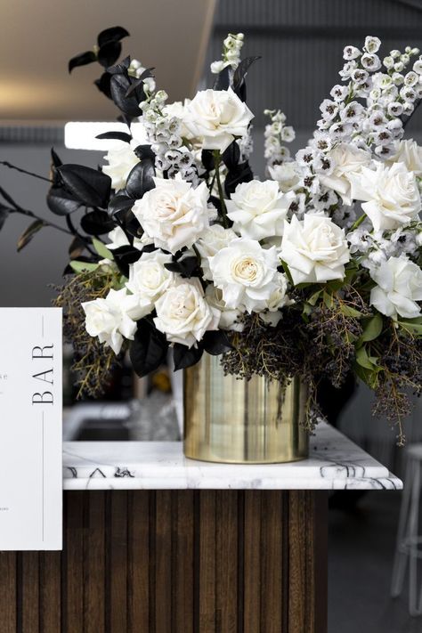 Black Flower Arrangements Wedding, Modern Black And White Wedding Florals, Black White And Gold Floral Arrangements, White And Black Floral Arrangements, Wedding Bar Flower Arrangement, Floral Bar Arrangement, Black And White Flower Arrangements, Black And White Floral Arrangements, White Flowers Arrangements