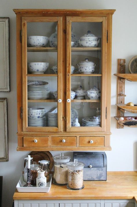 1880 Kitchen, Grandmacore Kitchen, Antique Wall Cabinet, Antique Kitchen Cabinets, Vintage Kitchen Cabinets, Antique Shelves, Victorian Kitchen, Freestanding Kitchen, Antique Kitchen