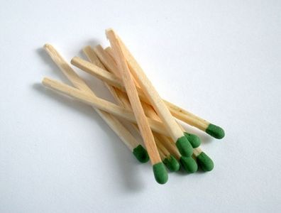 How to Make a Homemade Match - If you can't squeeze matches into your budget then you really need to remanage all this time you're spending on pinterest. Bush Craft, Diy Bird Bath, Waterproof Matches, Emergency Preparation, Match Stick, Safety Matches, Emergency Supplies, Diy Mothers Day Gifts, How To Make Homemade