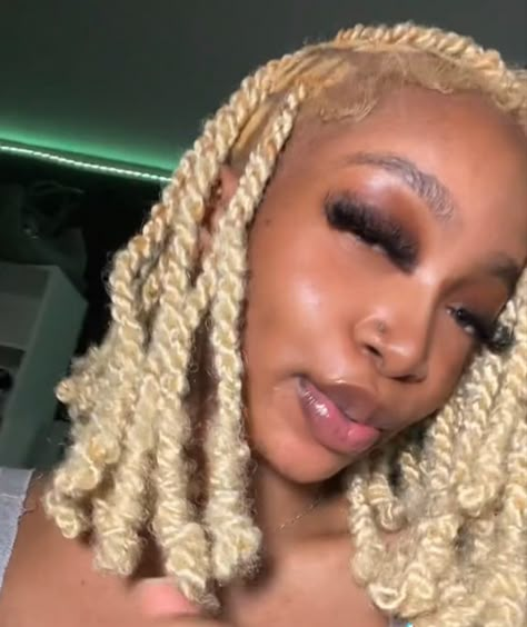 Invisible Locs Blonde, Blonde Invisible Locs Black Women, Invisible Locs Blonde And Black, Short Blonde Butterfly Locs, Blonde Butterfly Locs Black Women, Blonde Invisible Locs, Brown Invisible Locs, Platinum Blonde Locs Black Women, White Blonde Locs Black Women