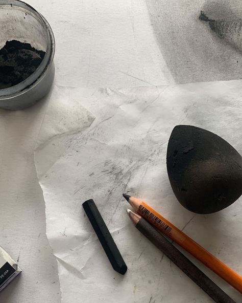 Charcoal Sketches Aesthetic, Aesthetic Charcoal Art, Charcoal Aesthetic Art, Charcoal Art Supplies, Charcoal Art Aesthetic, Charcoal Artist Aesthetic, Drawing Tools Aesthetic, Art Direction Aesthetic, Charcoal Aesthetic