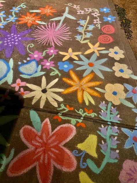 Sidewalk Chalk Flowers, Fall Chalk Art Sidewalk, Sidewalk Chalk Mural, Chalk Art Flowers, Flower Chalk Art, Chalk Flowers, Fun Chalk Art, Plank Art, Chalk Ideas