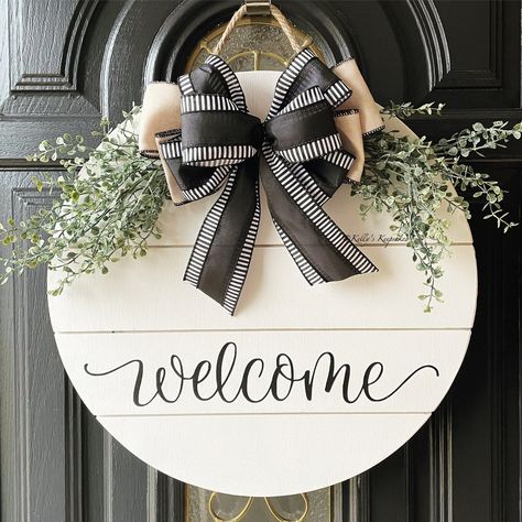 Black And White Front Porch Decor, Circle Welcome Sign Front Door, Summer Wood Sign, White Porch, Welcome Wood Sign, Sweet Home Design, Diy Front Porch, Welcome Signs Front Door, Cool Wood Projects