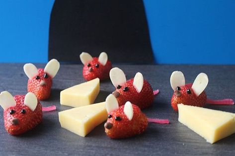 Strawberry mice Fun Kid Meals, Cute Snacks For Kids, St Francis Day, Strawberry Mice, Warrior Cats Birthday, Party Food For Toddlers, Snacks For Kids School, Teddy Bears Picnic Party, Mouse Recipes