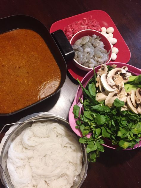 Celebratory Dinner, Hot Pot Recipe, Khmer Food, Hot Pot, Palak Paneer, Meals For One, Broth, So Happy, Cambodia