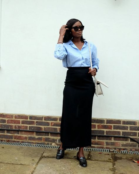 Maxi skirt and Oversized shirt spring Look 📍Outfits Linked in my Bio (LTK) Shop Shirt and bag @hm Skirt @insidejigsaw old Shoe @hobbslondon old . . . . . . . #maxiskirt #springoutfits #ootdinspirations #elegantlooks #surreystyles #surreyblogger #neutralstyle #tallstyleblogger #everydayoutfits #easyoutfit #styleover40 #stylishlook Skirt And Oversized Shirt, Smart Casual Looks, Hm Skirt, Old Shoes, Spring Look, Ankara Dress, Neutral Fashion, Spring Shirts, Spring Looks